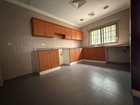 Bhd 600/month, 3 Br, Semi-furnished Townhouse For Rent In Salmaniya